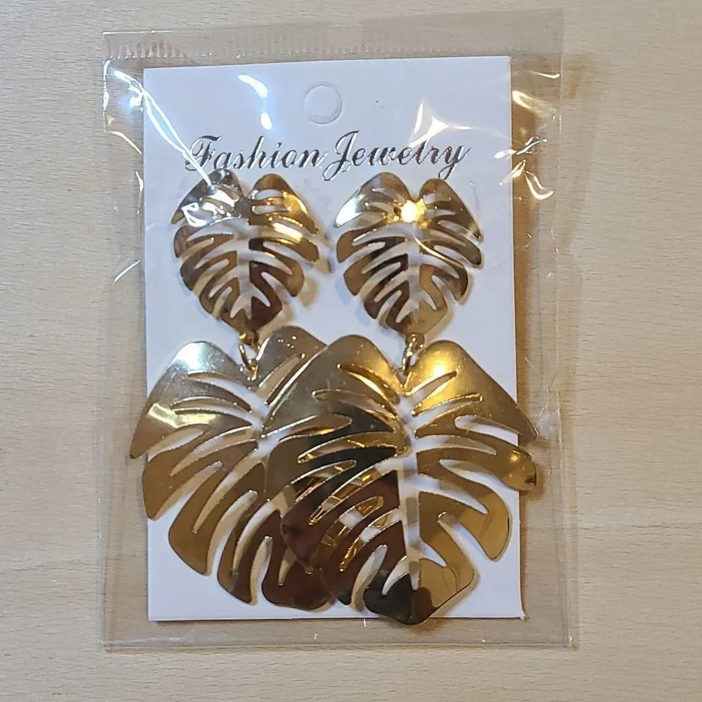 Fashion Jewelry 4 pairs of acrylic gold plated earrings.